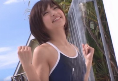 田中涼子　プールでスク水を着てエロきゃわ水遊び