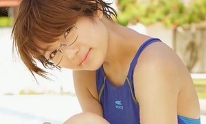 森田涼花　眼鏡ショートカットの可愛い子が微乳競泳水着