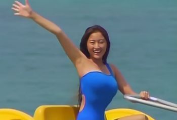 井上晴美が水着で名前の分からない乗り物にのって手を振る動画