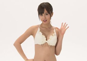 前田敦子　かわいい白ビキニでファッションコレクション　