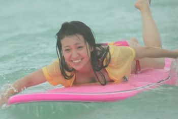 大島優子　水着でサーフィン！部屋で足裏！