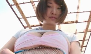 尾崎ナナ　テニスコートで巨乳を見せつけて誘惑しまくり