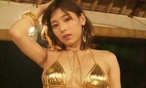 菊池梨沙　セクシーダンスで挑発してくるゴールドビキニのエロボディ