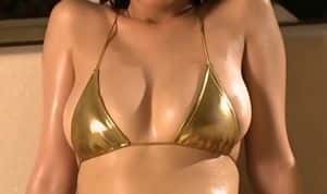古川真奈美　メタリックビキニで魅せるエロい身体がたまらない