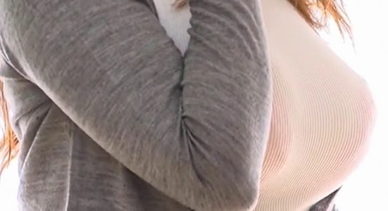 西田麻衣 白いニットの着衣巨乳と赤いブラのおっぱい