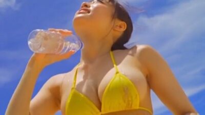 桜田愛音 ビキニで水を弾く18歳のムニュムニュおっぱい