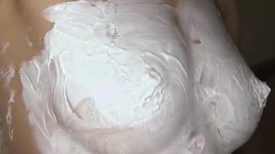 木嶋のりこ 白いクリームを塗った乳首がオッキしてます