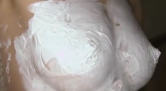 木嶋のりこ 白いクリームを塗った乳首がオッキしてます