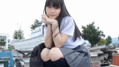 佐々木絵里 制服を脱いで水着で魅せる色白ナイスボディ