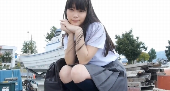 佐々木絵里 制服を脱いで水着で魅せる色白ナイスボディ