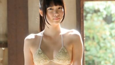 佐々木絵里 木漏れ日を浴びるキメの細かい色白ボディ