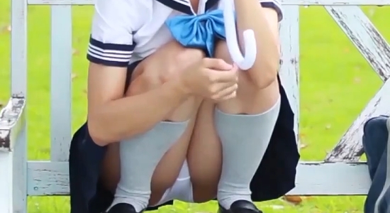 神前つかさ セーラー服とハイソックスでしゃがみパンチラ