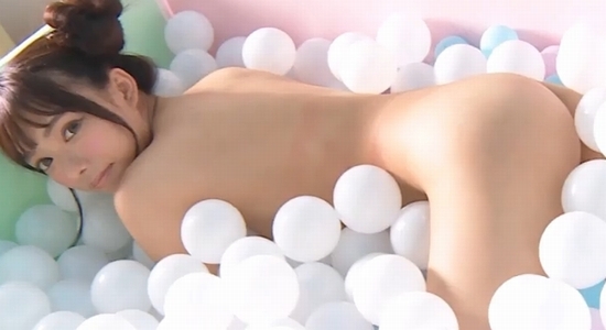 佐々木みり 全裸になって風船あそびをしています