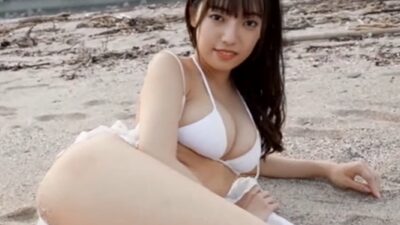 桜田愛音 砂浜で見せるボヨヨンおっぱいとムッチリ太もも