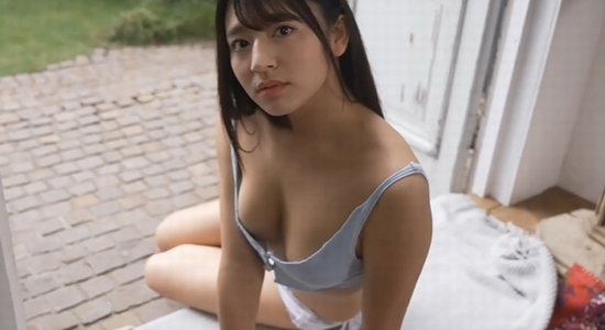 徳江かな ノーブラおっぱいとムチムチ太ももの健康美